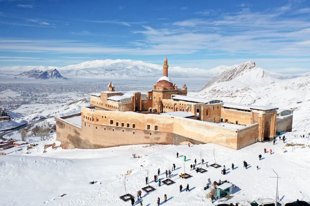 Sömestirde kültür yolculuğuna çıkanların Doğu'daki durağı Doğubayazıt  İshak Paşa Sarayı