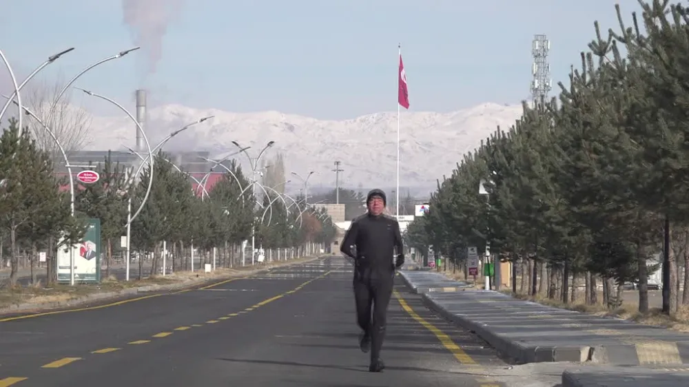 Ağrı Sanayi ve Teknoloji İl Müdürü Şükrü Fatih Nurdağlı dondurucu soğuklara rağmen her gün 10 kilometre koşuyor