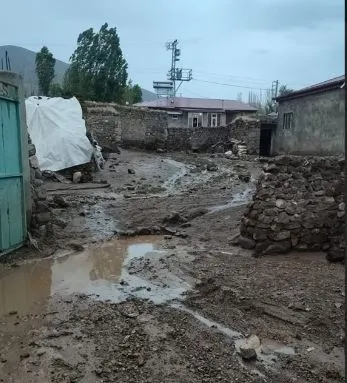 Sel Doğubayazıt Tutak köyü ve bazı köylerde hasara yol açtı