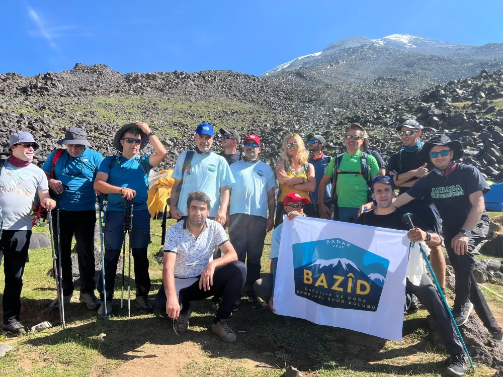 DOĞUBAYAZIT “BAZİD DAĞCILIK VE DOĞA SPORLARI SPOR KULÜBÜ” AĞRI DAĞI ZİRVESİNDE