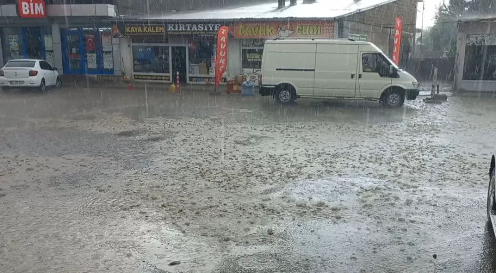 Diyadin ilçesinde etkili olan sağanak yaşamı olumsuz etkiledi