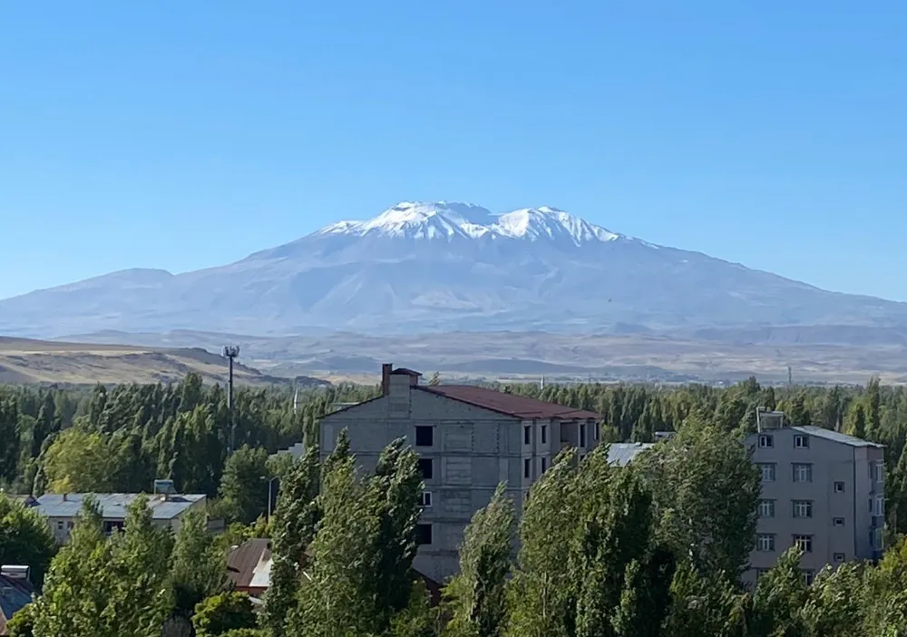 Ağrı, Muş ve Bitlis sınırındaki Süphan Dağı’nın zirvesi karla kaplandı.