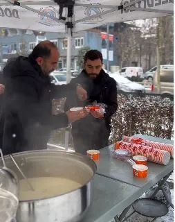 Belediye İlçenin farklı noktalarında çorba ikramında bulunuyor 