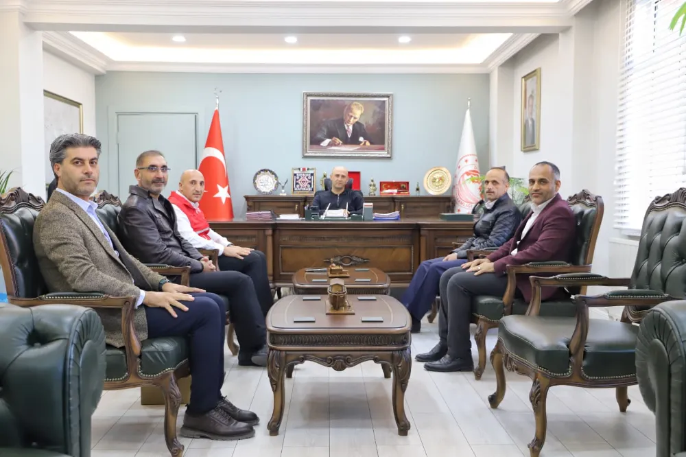 Doğubayazıt Kızılay Şube Başkanı Şahin ve şube yönetimi Kaymakam  Murat Ekinci