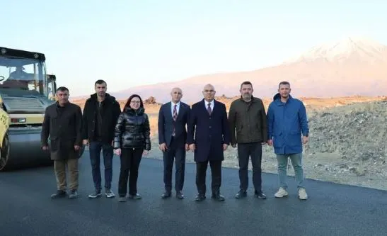 Ağrı Valisi KOÇ, Doğubayazıt Demirtepe köy yolunda devam eden asfalt çalışmalarını yerinde inceledi