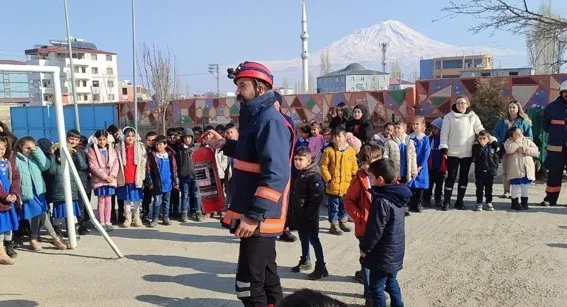 DOĞUBAYAZIT İTFAİYE MÜDÜRLÜĞÜ’NDEN OKULLARDA YANGIN TATBİKATI