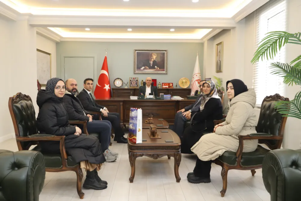 2 senede Hafızlığını başarıyla tamamlayan Şevnur Olzingan İlçe Müftüsü ile Kaymakam Ekinci