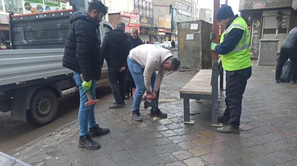 YOLCU DURAKLARI ONARILIYOR
