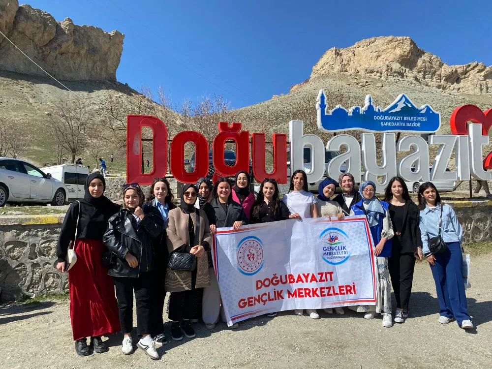 Fatma GOZAL kız öğrenci yurdundaki üniversite öğrencilerine Turizm haftasında turistik gezi 