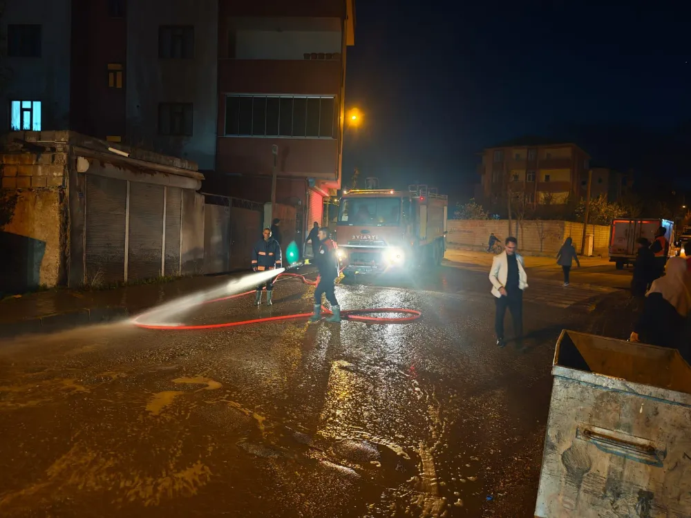 Doğubayazıt Belediyesi’nden Yol Yıkama Çalışması