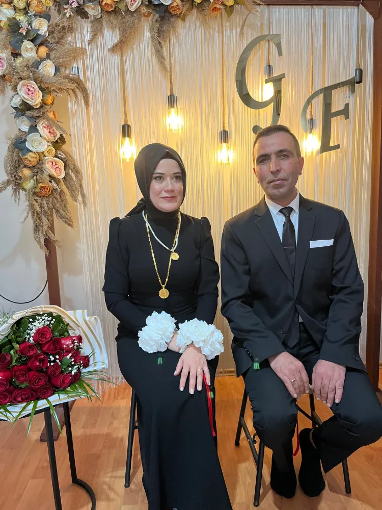  Leyla Peldek ile Fatih Baydar nişanlandı