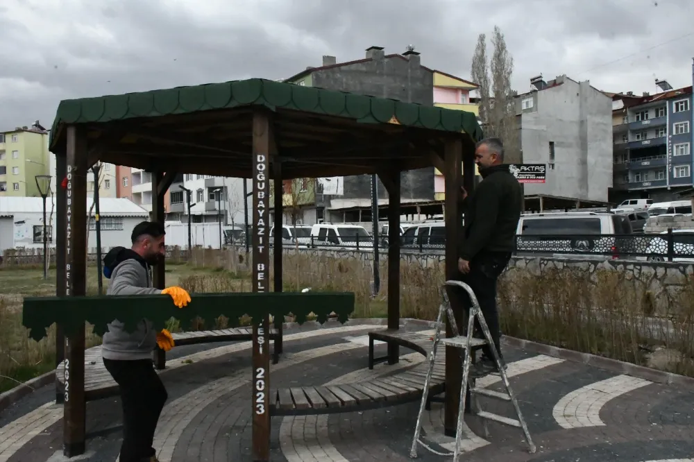 Doğubayazıt Belediyesi havaların ısınması ile park ve bahçeleri yeni sezona hazırlıyor