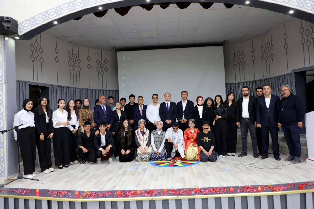 Ağrı’da “Okuyan Şehir Ağrı” projesi kapsamında şiir dinletisi ve tiyatro gösterisi düzenlendi