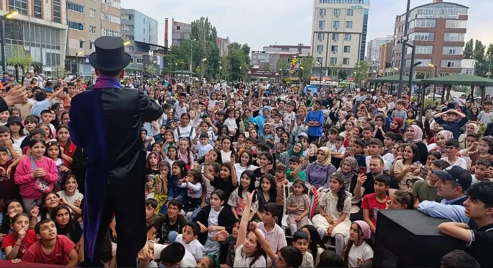 Doğubayazıt Belediyesi okulların tatile girmesi nedeniyle öğrenciler için bir dizi etkinlik düzenledi- Öğrenciler gönüllerince eğlendi-