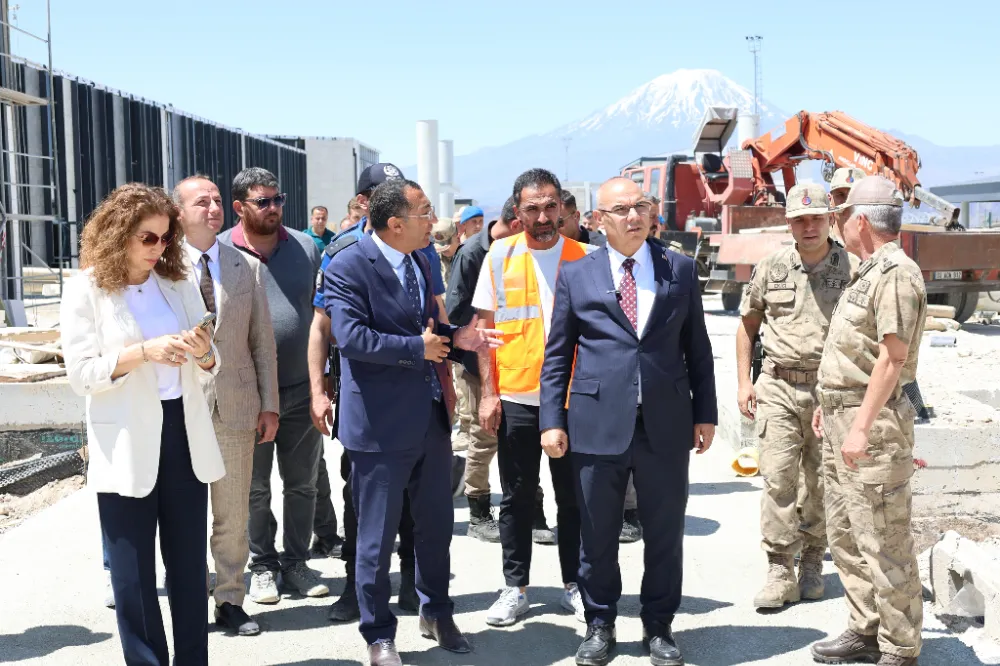 Ağrı Valisi KOÇ, Gürbulak Gümrük Müdürlüğünde incelemelerde bulundu yenileme çalışmaları hakkında bilgi aldı