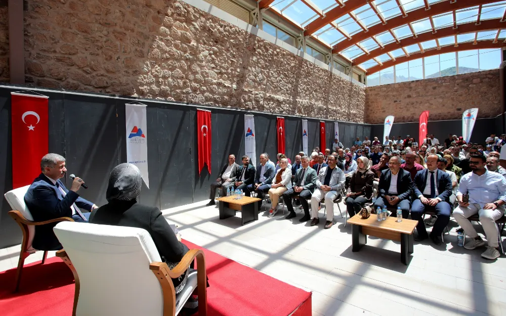 AİÇÜ Tarafından Bilim Kafe Buluşmaları Kapsamında Düzenlenen Söyleşi ile Bilim ve Toplum İshak Paşa Sarayı’nda Buluştu