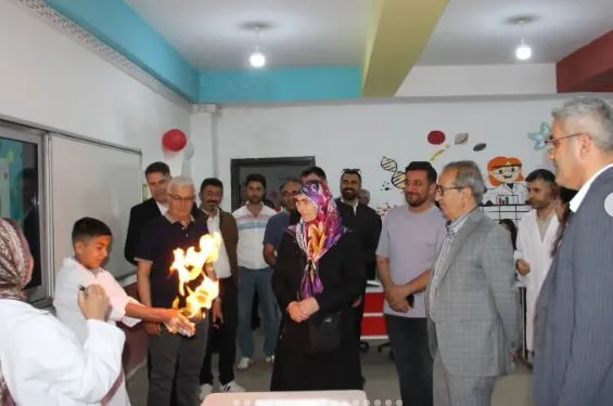 Dr. Bülent KOÇ ve eşi Ayça KOÇ tarafından Doğubayazıt Hüsnü M. Özyeğin Ortaokulunda  yaptırılan kütüphane açıldı