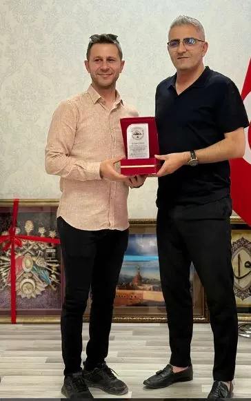 Doğubayazıt Milli Eğitim Müdürü Basın ve Halkla İlişkiler Biriminde görev yapan öğretmen Engin GÜRGÜR’e, plaket verdi