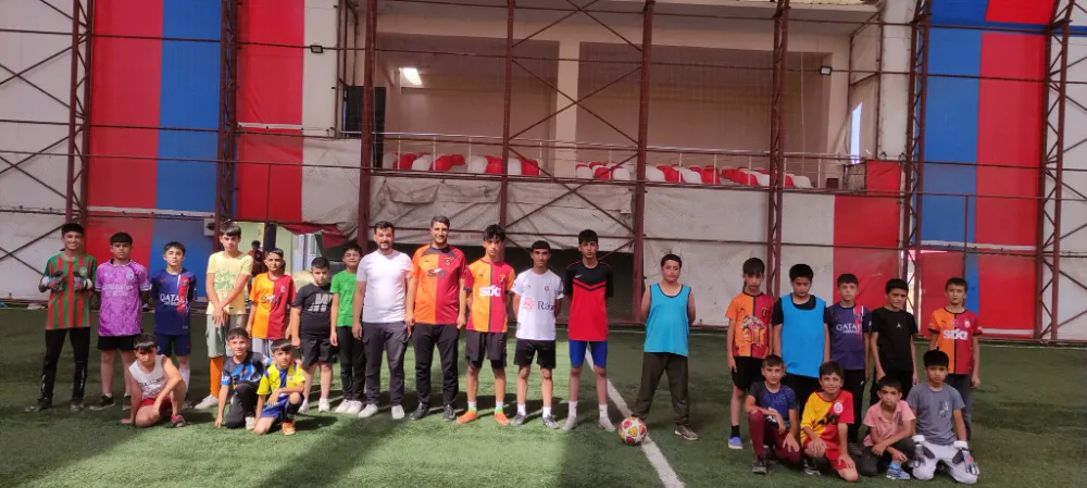 GENÇ GÖNÜLLER ÇOCUK GÖNÜLLERLE HALI SAHADA BULUŞTU