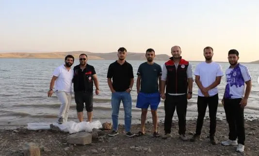 100 bin adet yavru sazan balığı, İlimizde bulunan Ağrı Yazıcı Barajı’na bırakıldı