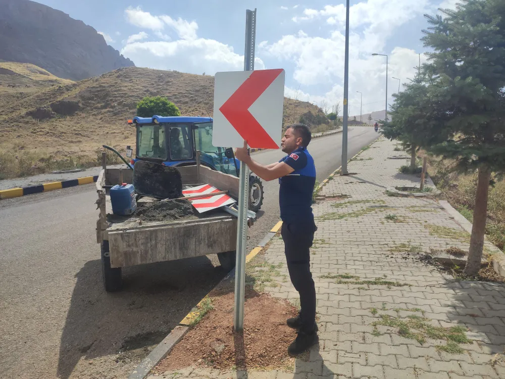 Doğubayazıt İshakpaşa Sarayı yolunda Trafik işaret ve Levhaları yenileniyor