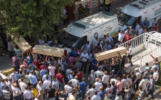 Şanlıurfanın Suruç ilçesinde 30 kişinin yaşamını yitirdiği patlama