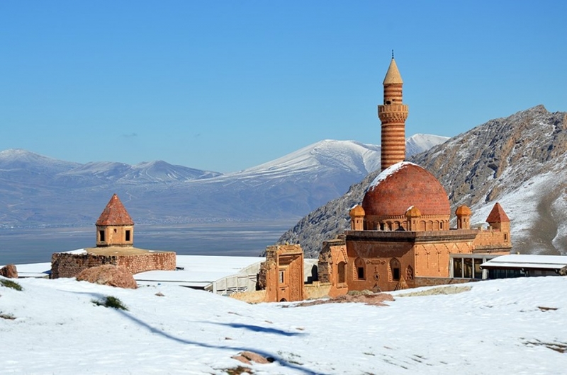 Doğubayazıt Tarihi İshak Paşa Sarayı baharda beyaza büründü